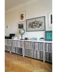 LP-levyhylly täynnä levyjä