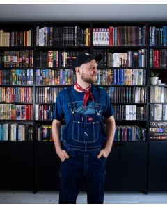 Kalenterikarju x Mustalakattu Classic kirjahylly