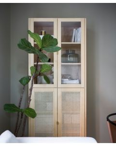 Vitriinikaappi rottinkiovilla, kirkaslak