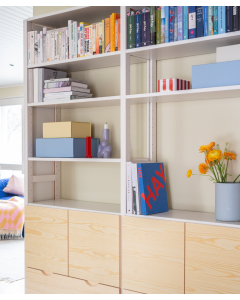 Maru Hautala x Lundia Classic -hylly ovilla ja laatikoilla