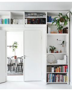 Susanna Vento x valkolakattu kirjahylly